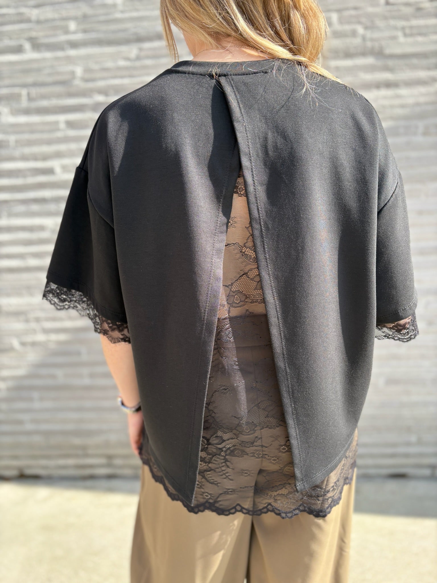 Amoura t-shirt zwart